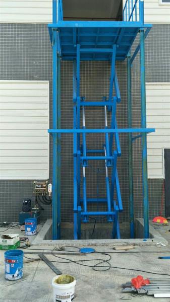 液壓升降貨梯施工現場